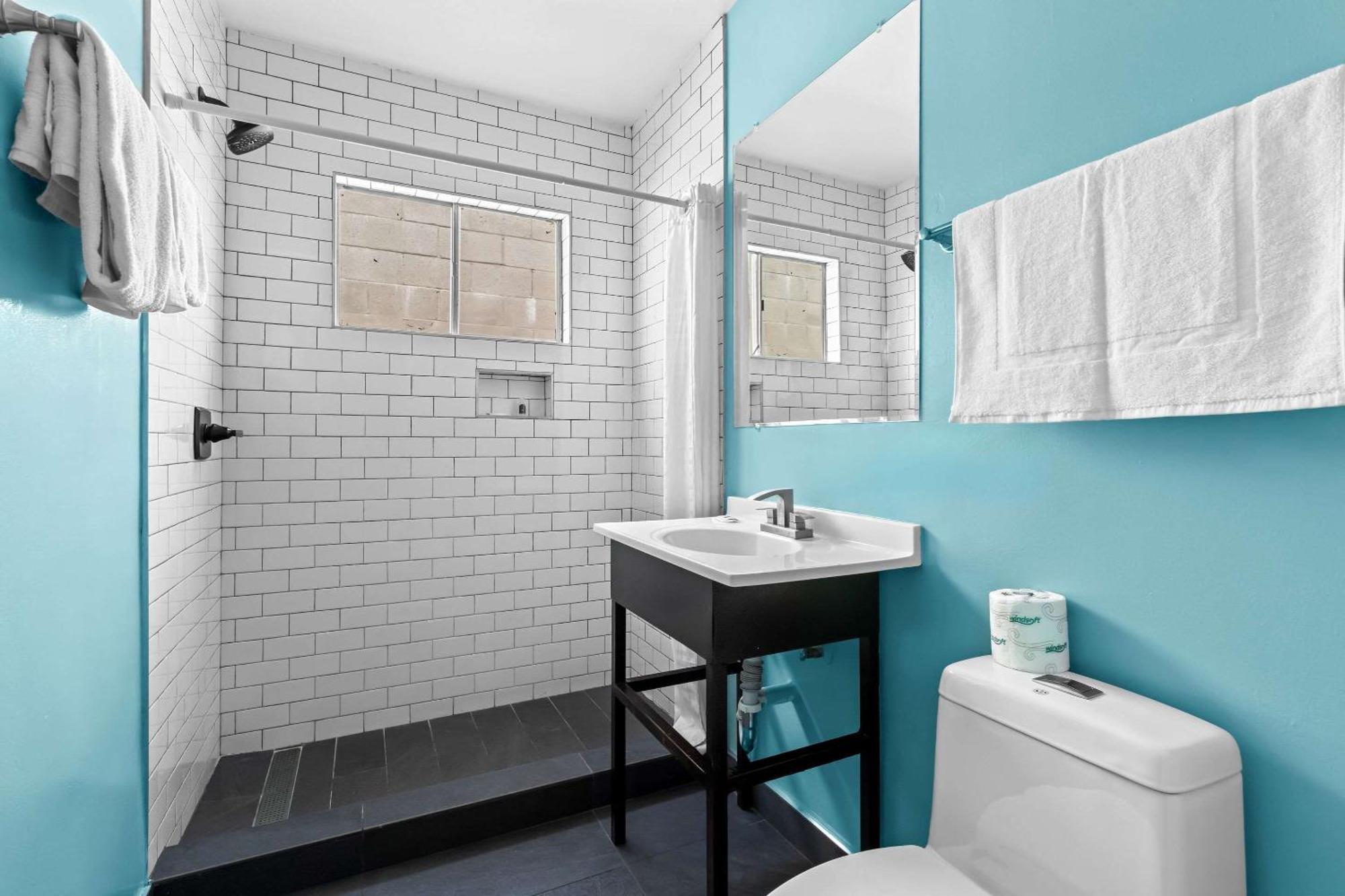 Rodeway Inn & Suites North Hollywood Burbank Airport - Universal Area Los Angeles Exteriör bild